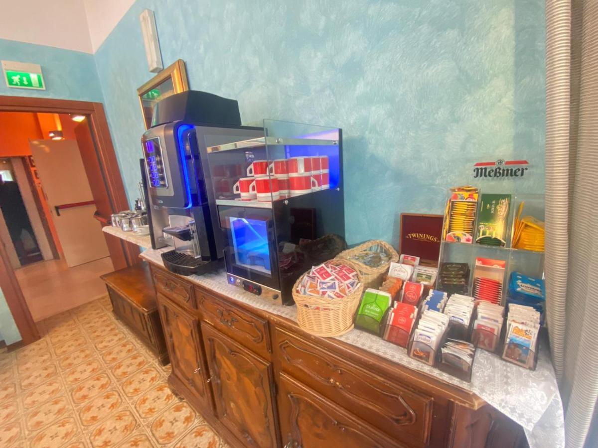Hotel Tilly Чезенатико Экстерьер фото