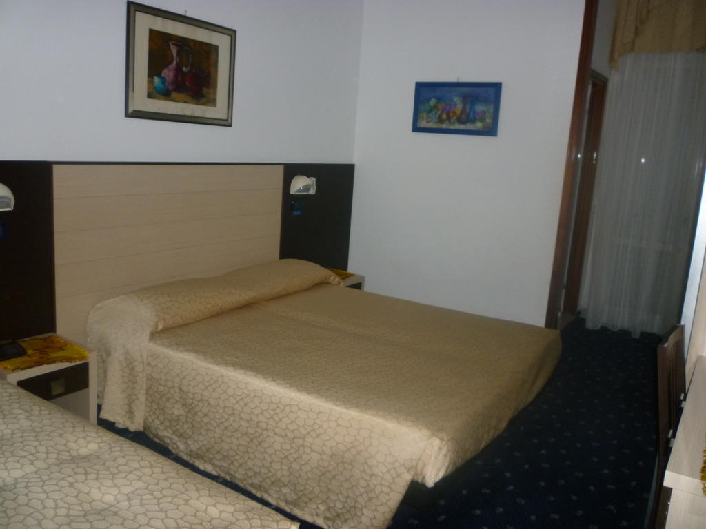 Hotel Tilly Чезенатико Номер фото