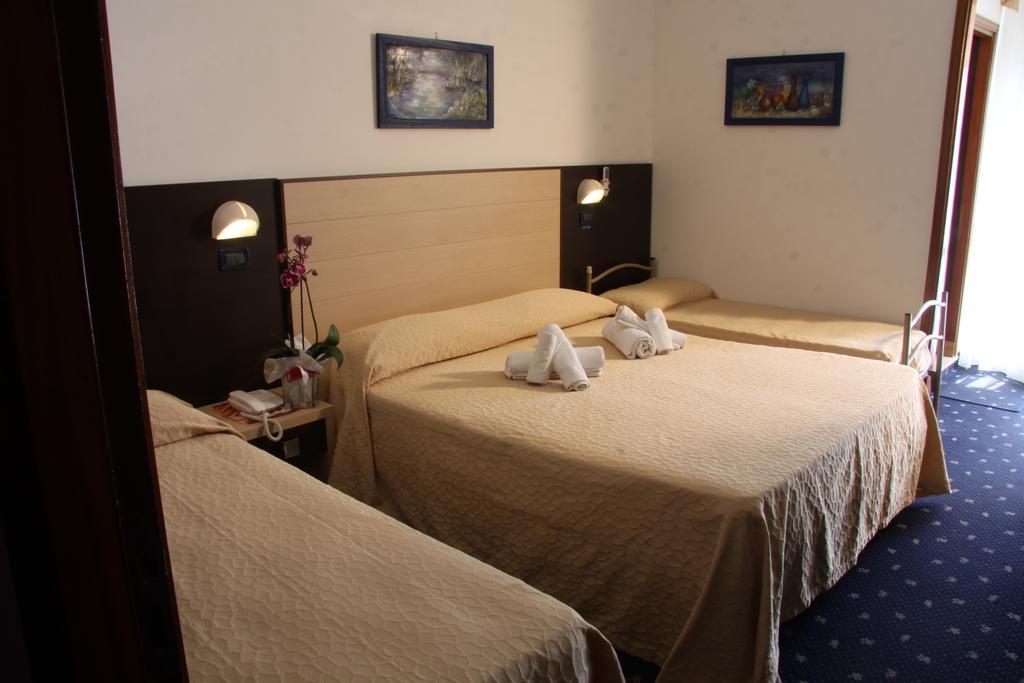 Hotel Tilly Чезенатико Экстерьер фото