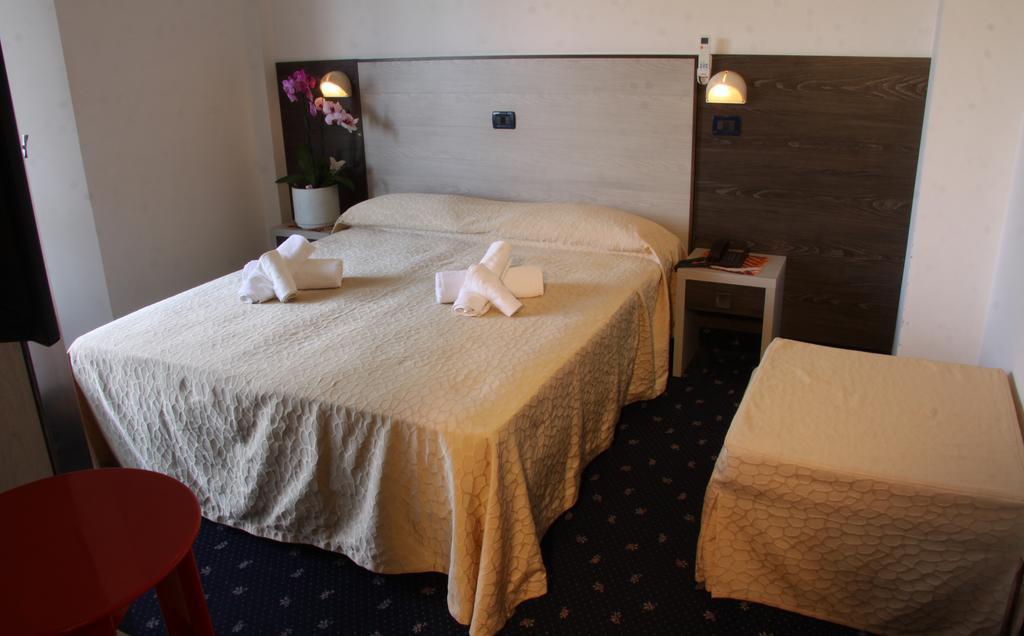 Hotel Tilly Чезенатико Экстерьер фото