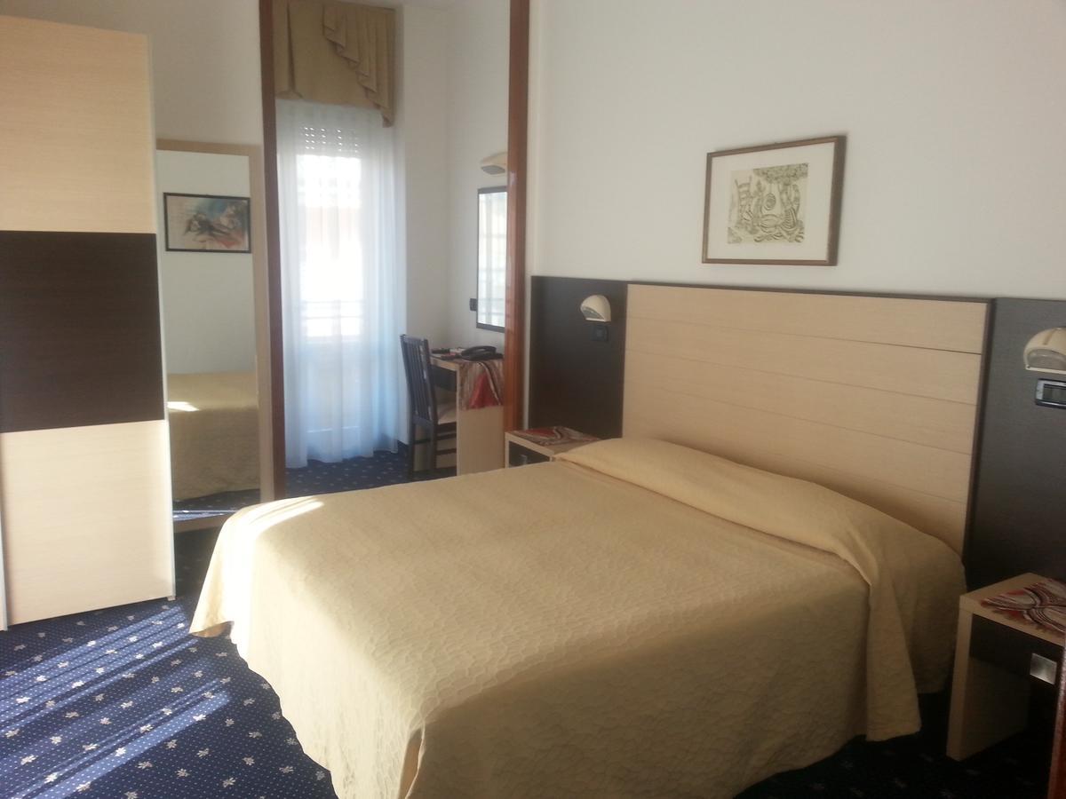 Hotel Tilly Чезенатико Экстерьер фото