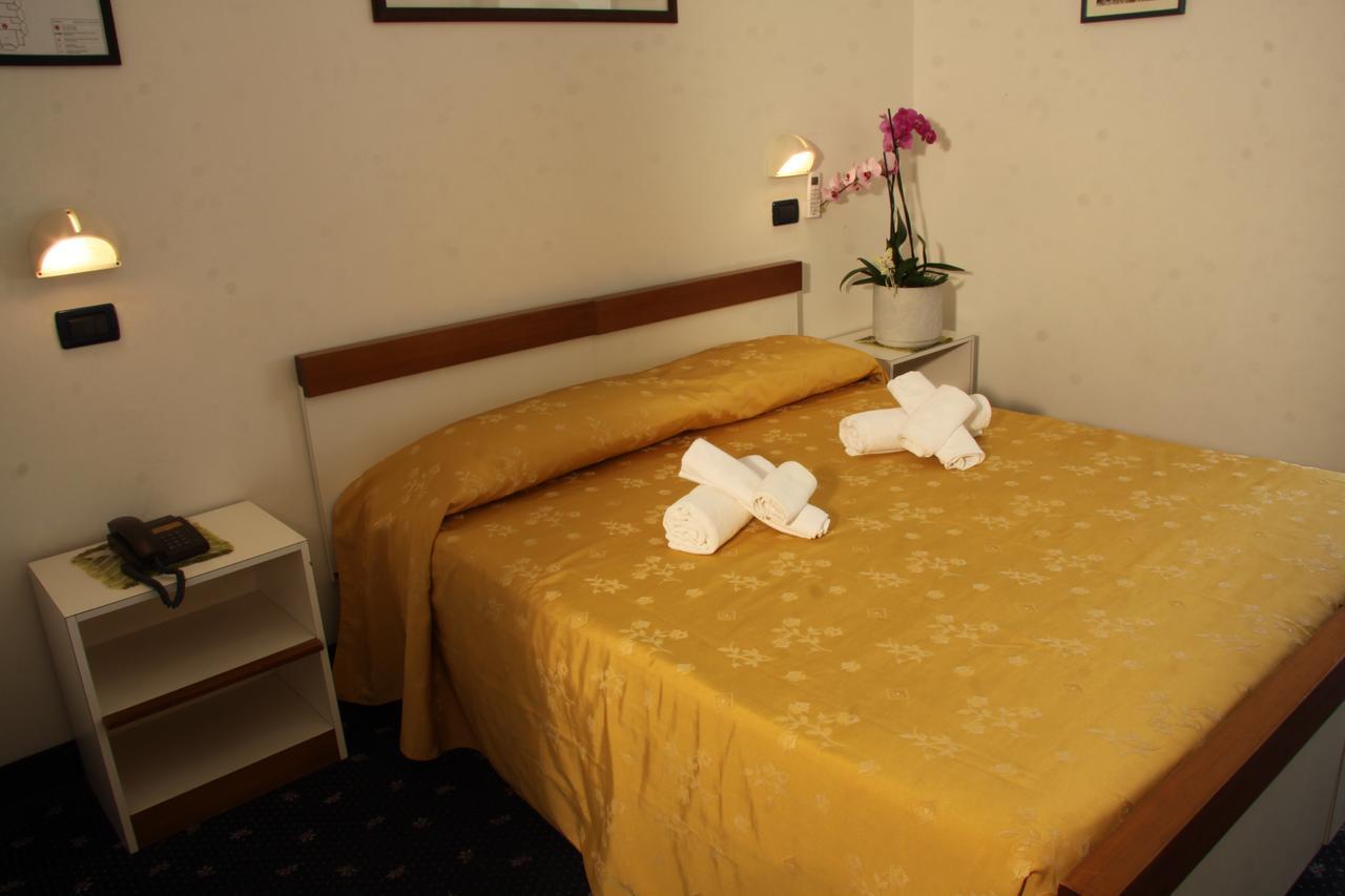 Hotel Tilly Чезенатико Экстерьер фото