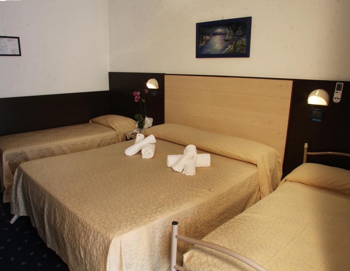 Hotel Tilly Чезенатико Экстерьер фото
