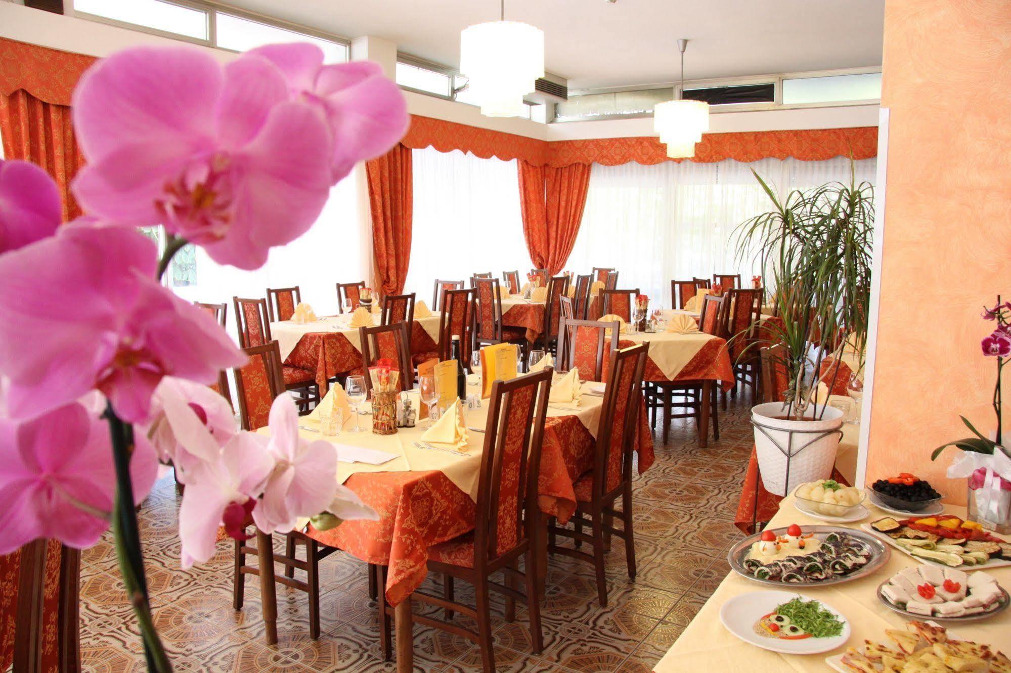 Hotel Tilly Чезенатико Экстерьер фото