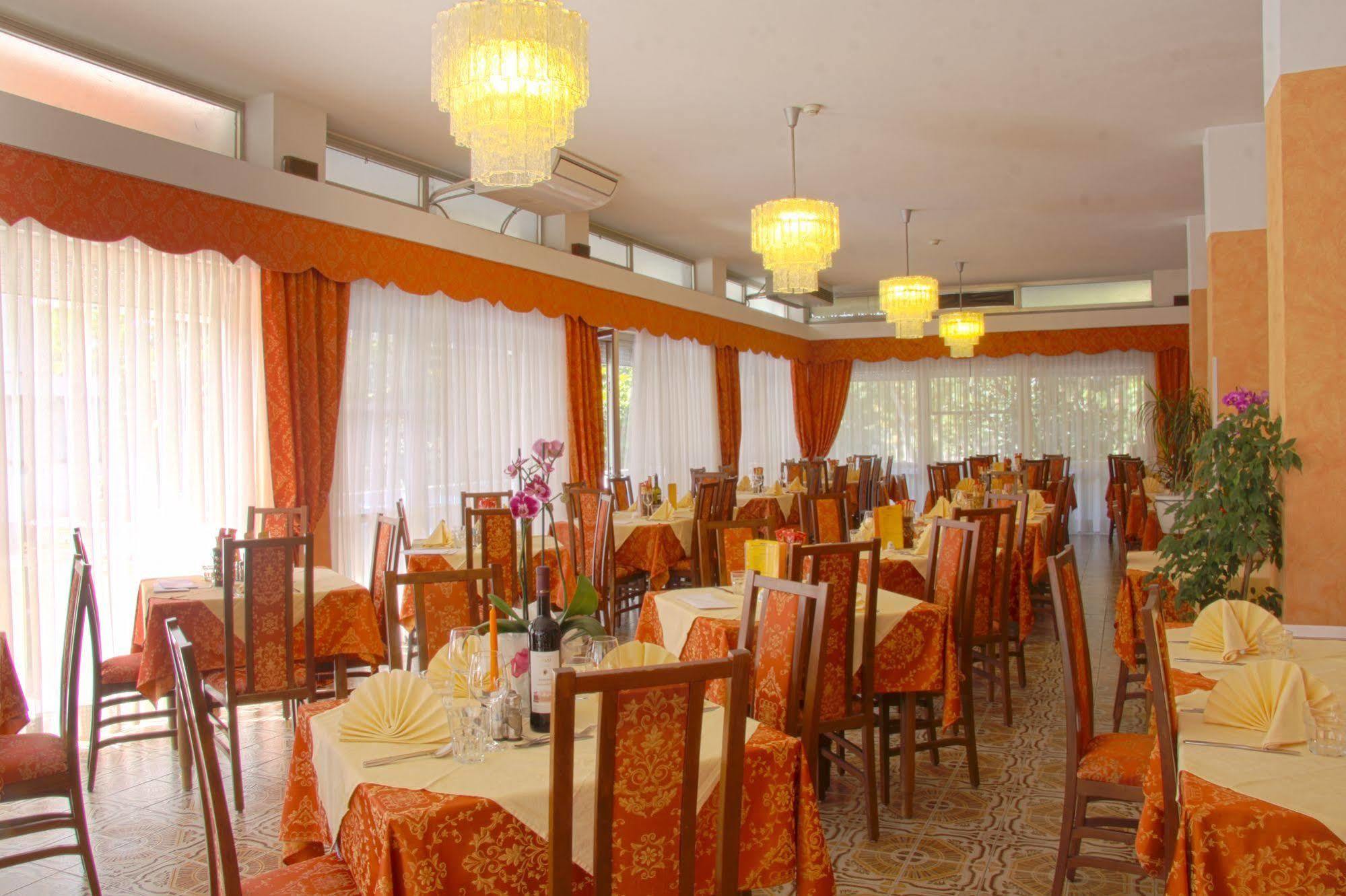 Hotel Tilly Чезенатико Экстерьер фото