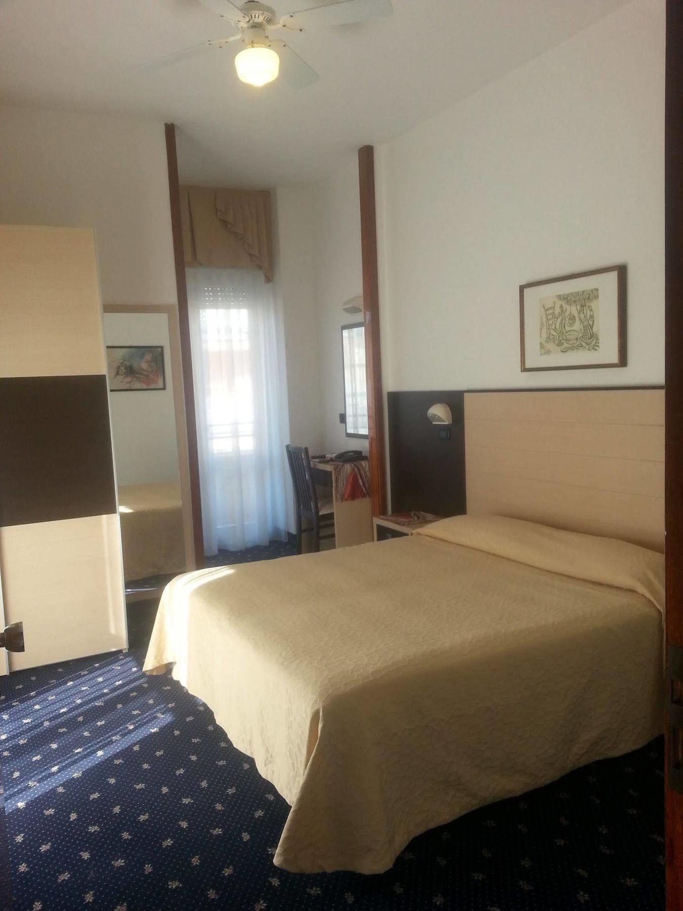 Hotel Tilly Чезенатико Экстерьер фото