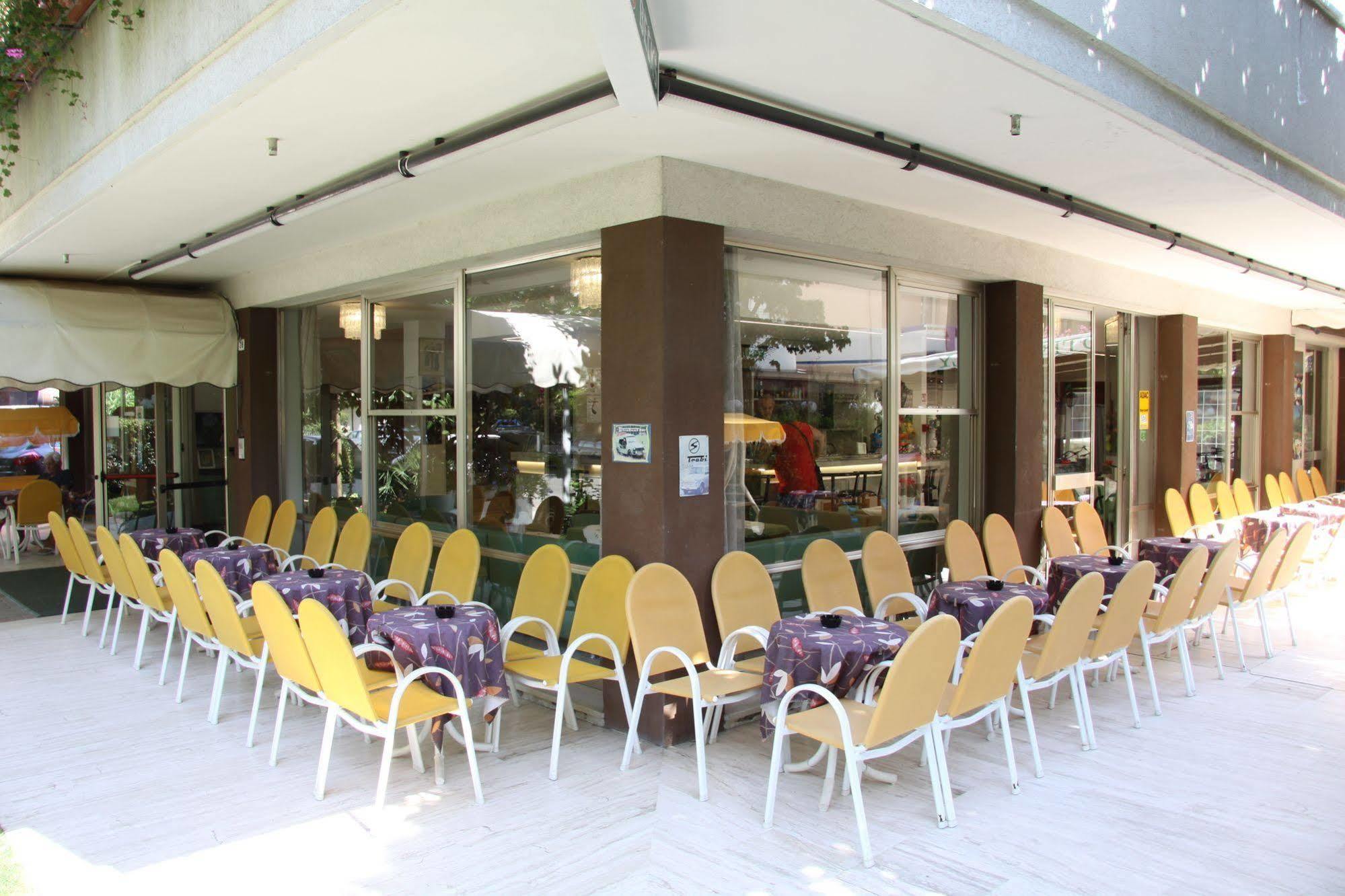Hotel Tilly Чезенатико Экстерьер фото